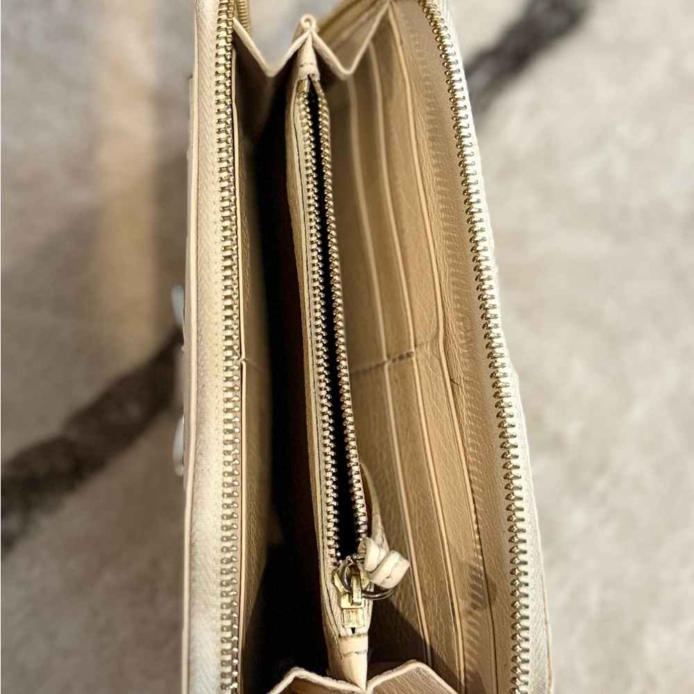 Chloe Cream Leather zipper wallet with Silver Bow - Picture 4 of 7